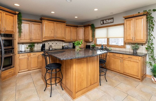 West Des Moines Casa | Executive Living 2min to Jordan Creek 6 bed/5 bath near Jordan Creek Mall!