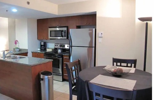 International District Condominio | EXECUTIVE LUXURY DOWNTOWN CONDO LOCATED BY THE OLD PORT WITH FREE GARAGE PARKING