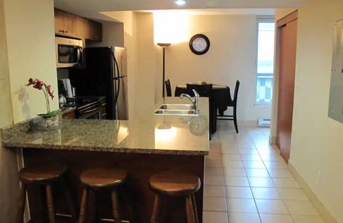 International District Condominio | EXECUTIVE LUXURY DOWNTOWN CONDO LOCATED BY THE OLD PORT WITH FREE GARAGE PARKING