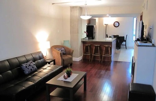 International District Condominio | EXECUTIVE LUXURY DOWNTOWN CONDO LOCATED BY THE OLD PORT WITH FREE GARAGE PARKING