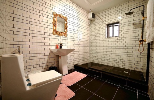 Ofin Casa | Executive Luxury Room - Sleeps 2 - Pool - Gym
