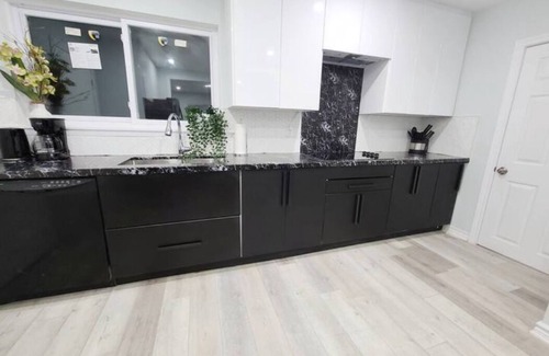 Brampton Casa | Executive Modern Home with Backyard Oasis close to the Airport