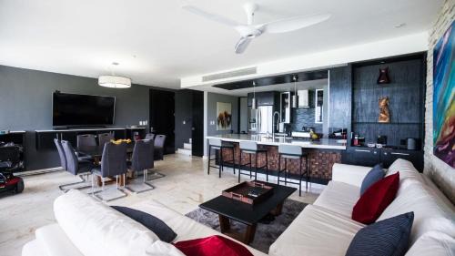 Zazil-ha Casa | Executive Penthouse with unobstructed Views at The Elements by BRIC