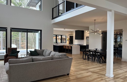 South Bend Casa | Executive Rental- Near Notre Dame, shopping, restaurants.