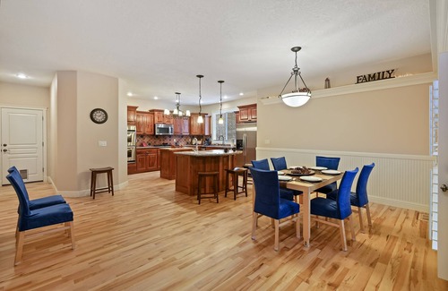 Eagle Casa | Executive residence in Eagle, Idaho! Perfect for family gatherings!