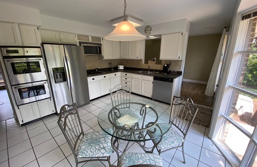 Naperville Casa | Executive Residence Corporate Corridor minutes from Naperville downtown