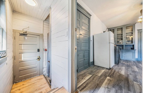Appleton Apartamento | Executive Retreat: Furnished, Yard, Parking and Blocks From Downtown Appleton