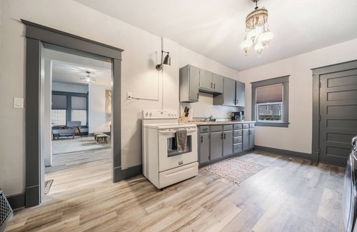 Appleton Apartamento | Executive Retreat: Furnished, Yard, Parking and Blocks From Downtown Appleton