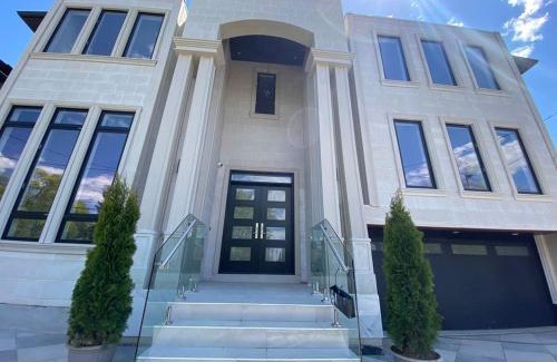 Lawrence Heights Casa | Executive Room in Toronto next to Yorkdale shopping centre