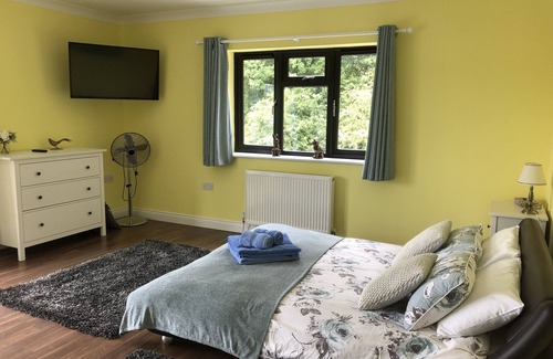 Bury St Edmunds Cabaña | Executive Spacious Log Cabin - Adults Only