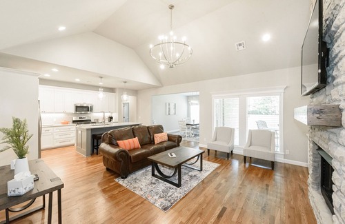 Broken Arrow Casa | Executive Stay, Modern Farmhouse Perfect Location. Garage Parking.