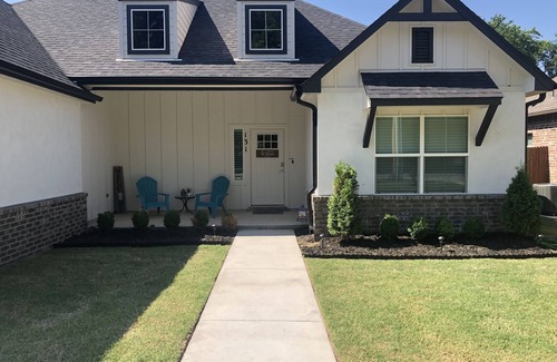 Broken Arrow Casa | Executive Stay, Modern Farmhouse Perfect Location. Garage Parking.