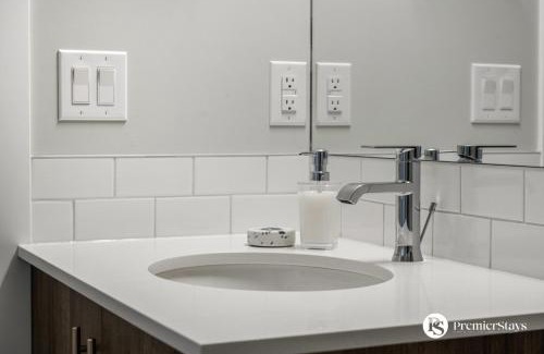 Inglewood Apartamento | Executive Suite in Inglewood with 2 Bedroom Parking AC and King Bedroom