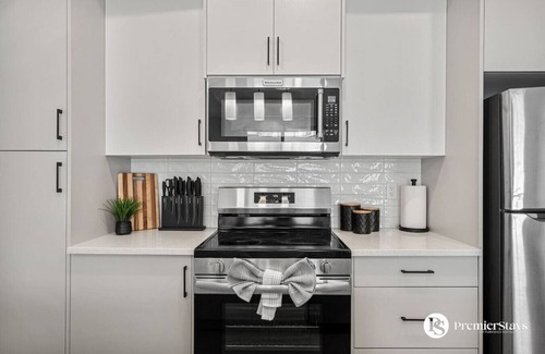 Springbank Hill Casa | Executive Suite with King Bed » Garage » AC » Free Banff Pass » 65"
