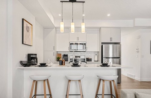 Springbank Hill Casa | Executive Suite with King Bed » Garage » AC » Free Banff Pass » 65"