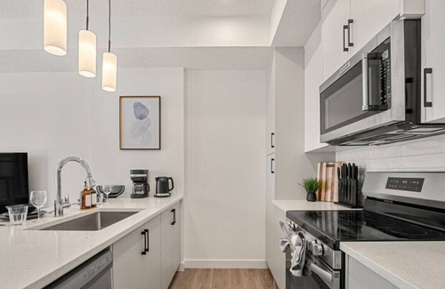 Springbank Hill Casa | Executive Suite with King Bed » Garage » AC » Free Banff Pass » 65"