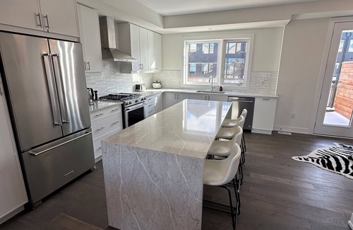 Burlington Casa | Executive Townhouse Burlington, this stylish place conveniently located to shops