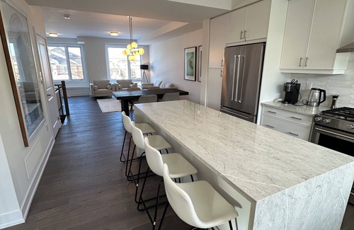 Burlington Casa | Executive Townhouse Burlington, this stylish place conveniently located to shops