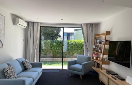 Wellington Casa | Executive Townhouse in Island Bay with Free Parking