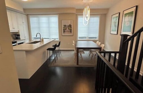 Brampton Casa | Executive Townhouse on a Ravinenn
