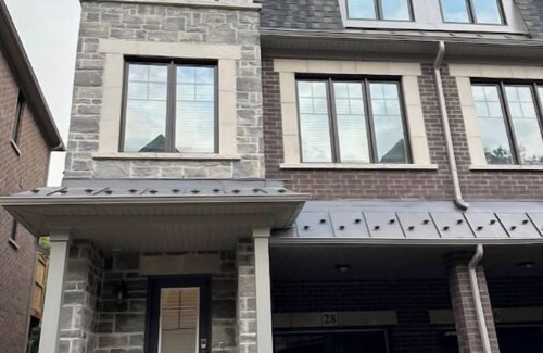 Brampton Casa | Executive Townhouse on a Ravinenn