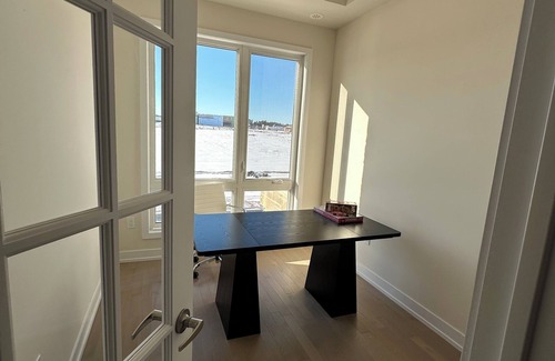 Oakville Casa | Executive Townhouse Oakville, this stylish new home is perfect for group trips.