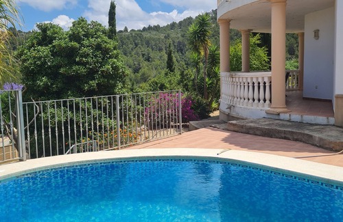 Orba Villa | Villa Ejecutivo de aire acondicionado con piscina privada, la montaña y vistas al mar