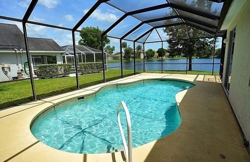 Beachwalk Isles Villa | Villa ejecutiva con piscina y posición junto al lago dentro de una comunidad cerrada exclusiva