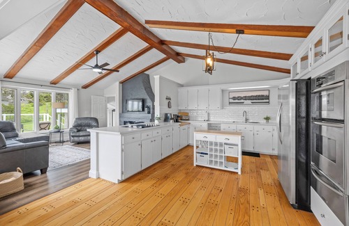 Granville Casa | Executive Waterfront Home