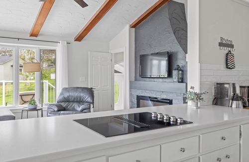 Granville Casa | Executive Waterfront Home