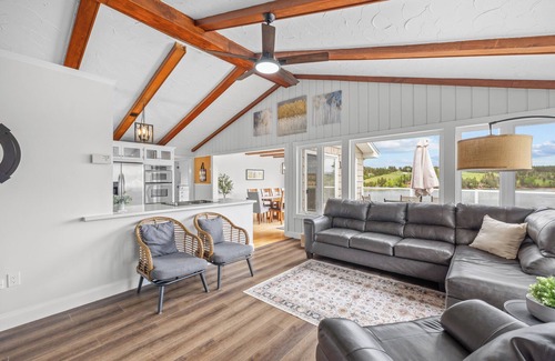 Granville Casa | Executive Waterfront Home