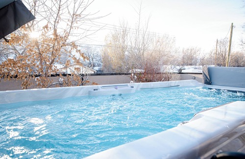 Drumheller Casa | Exotic 4 Bedrooms Bungalow, Hot Pool Pool Table, Ping Pong