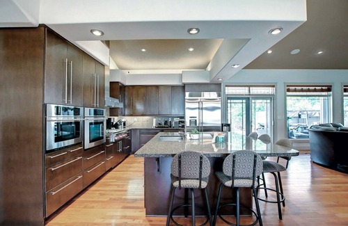Drumheller Casa | Exotic 4 Bedrooms Bungalow, Hot Pool Pool Table, Ping Pong