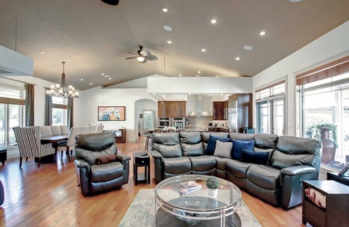 Drumheller Casa | Exotic 4 Bedrooms Bungalow, Hot Pool Pool Table, Ping Pong
