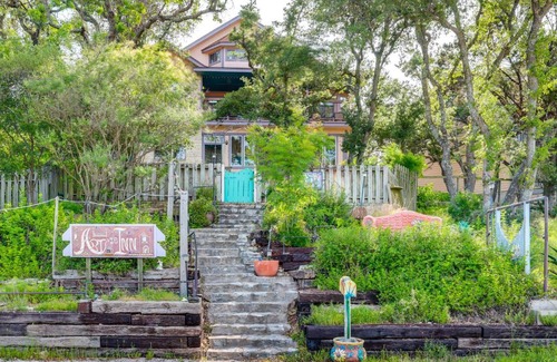 Canyon Lake Casa | Exotic Home with Patio and Grill Walk to Canyon Lake!