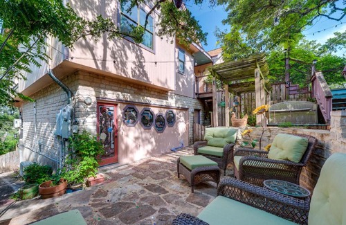 Canyon Lake Casa | Exotic Home with Patio and Grill Walk to Canyon Lake!