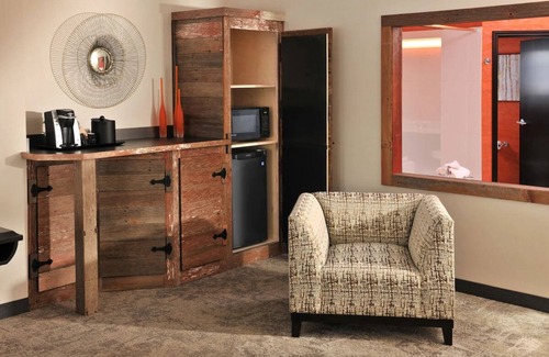Independence Hotel | Expanded King Cosmo Suite, Balcony w/ Waterfall Views, Stoney Creek