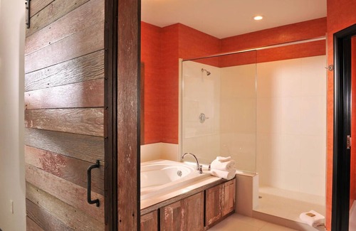 Independence Hotel | Expanded King Cosmo Suite, Balcony w/ Waterfall Views, Stoney Creek