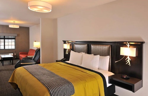 Independence Hotel | Expanded King Executive, Living Room, Massage Chair, Stoney Creek KC