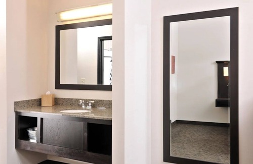Independence Hotel | Expanded King Executive, Living Room, Massage Chair, Stoney Creek KC