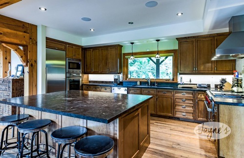 Clearview Chalet De Esquí | Expansive 6bed 5bath Chalet in The Blue Mountains! Hot Tub!