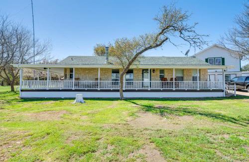 Oatmeal Casa | Expansive Bertram Retreat with Pool, on 28 Acres!