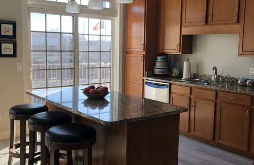 Birmingham Condominio | Expansive, Bright Condo with Volume Ceilings. Extra office, conference room.
