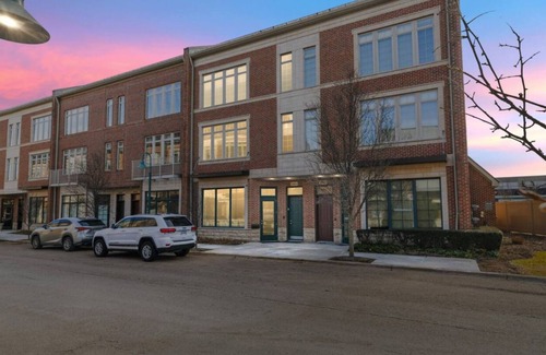 Birmingham Condominio | Expansive, Bright Condo with Volume Ceilings. Extra office, conference room.