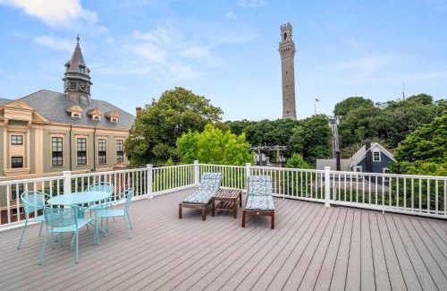 Provincetown Apartamento | Expansive Deck with Waterviews and views of Ptown Monument