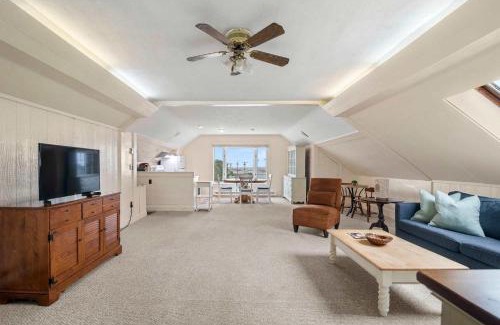 Provincetown Apartamento | Expansive Deck with Waterviews and views of Ptown Monument