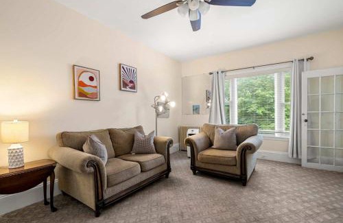 Provincetown Apartamento | Expansive Deck with Waterviews and views of Ptown Monument