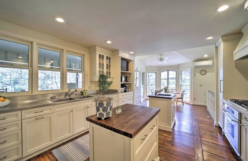 Highlands Casa | Expansive home, Walk to Downtown,Fiber Optic Wi-FI