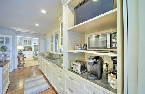Highlands Casa | Expansive home, Walk to Downtown,Fiber Optic Wi-FI