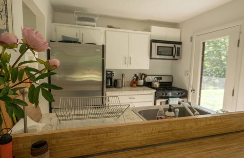 Montauk Casa | Moderna casa de campo de belleza en Montauk, a 10 min. A pie de Ocean Beach, piscina climatizada, patio con sombra de ������rboles